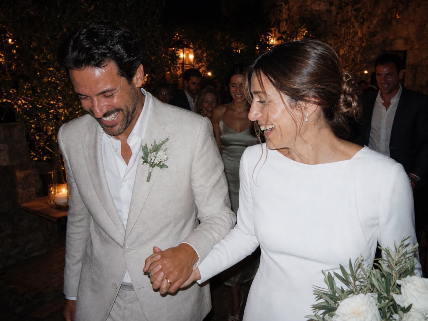Lucía y Mateo entran juntos al banquete
