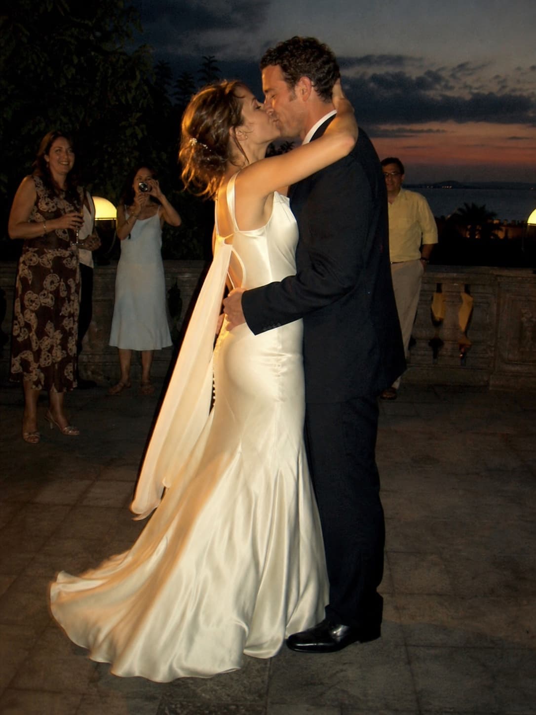 Un invitado captura uno de los momentos de la boda