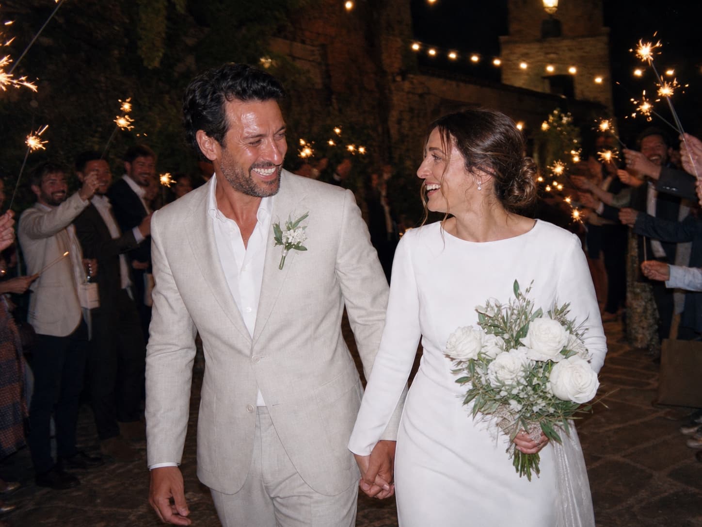 Lucía y Mateo caminan entre bengalas