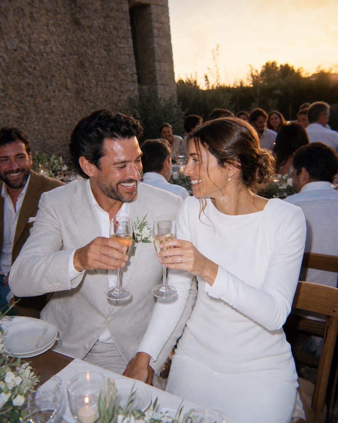 Lucía y Mateo brindan al atardecer