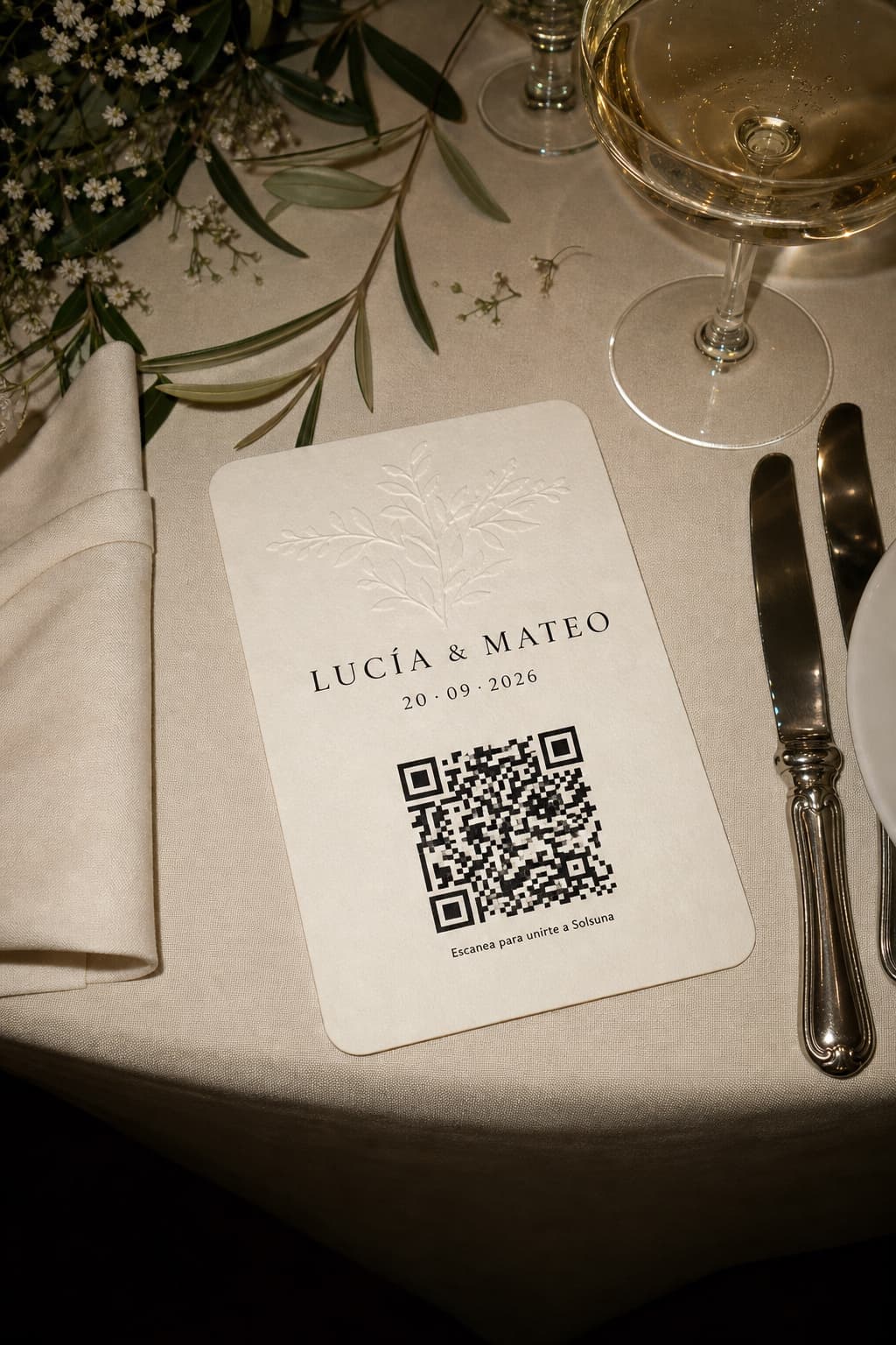 Carta de boda de Lucía y Mateo con un código QR sobre una mesa